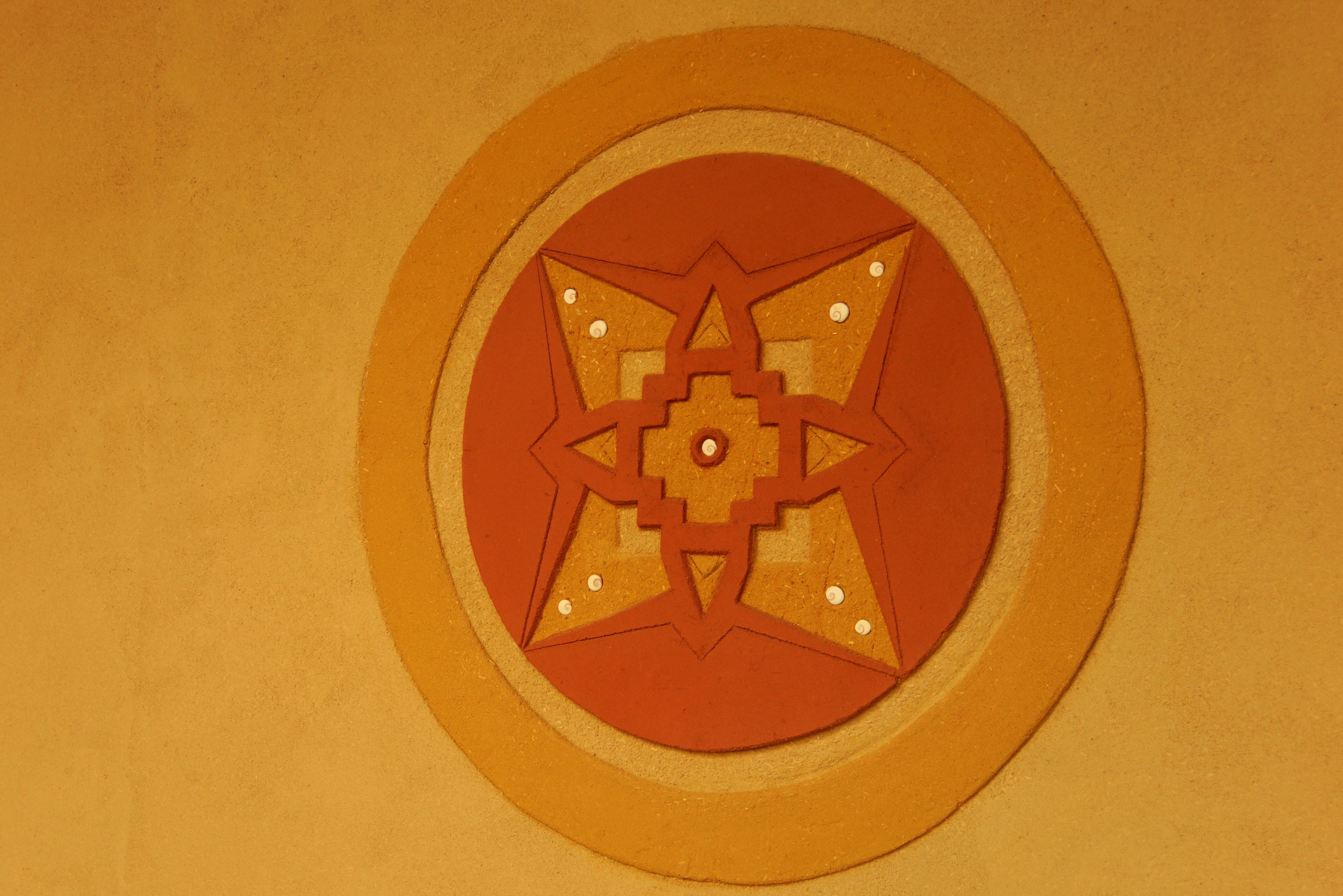 fresque mandala sgraffito en terre crue